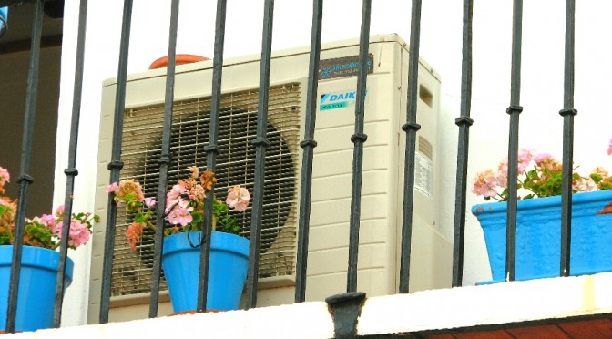 кондиционер стоит на балконе в Испании