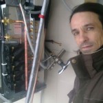 монтажник Владимир вальцует тгрны мульти сплит системы наружного блока в декабре