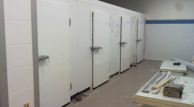 Холодильные камеры с установленными дверьми